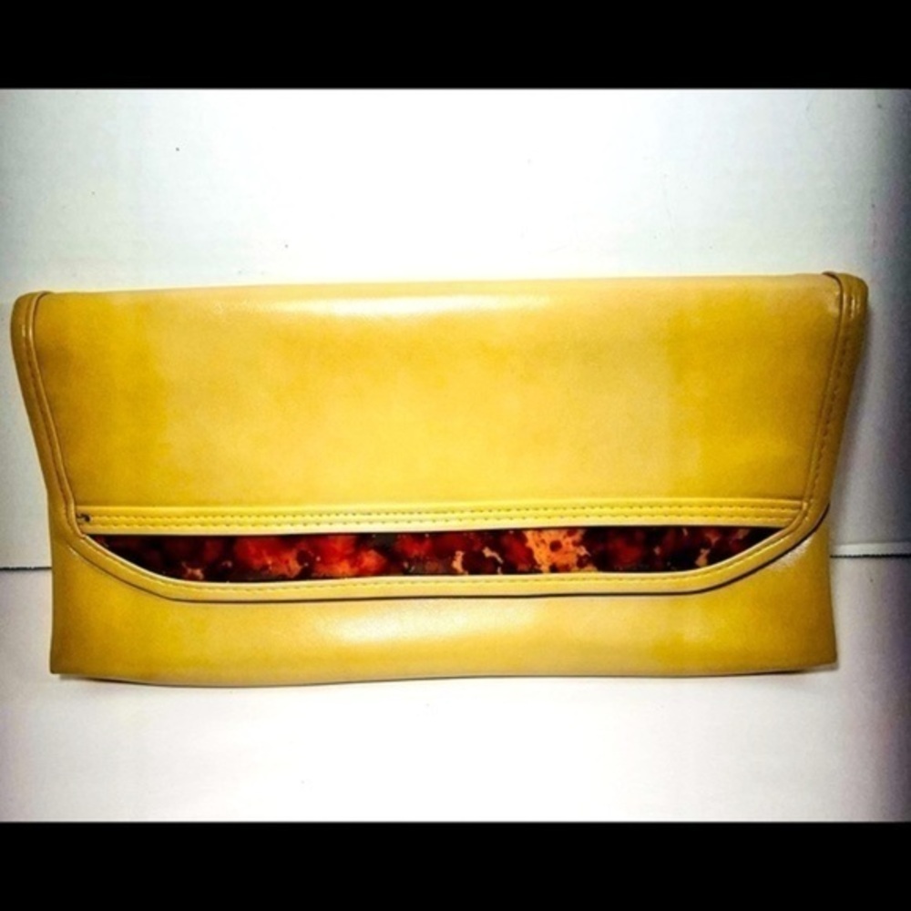 Vintage & unique tan clutch in excellent condition